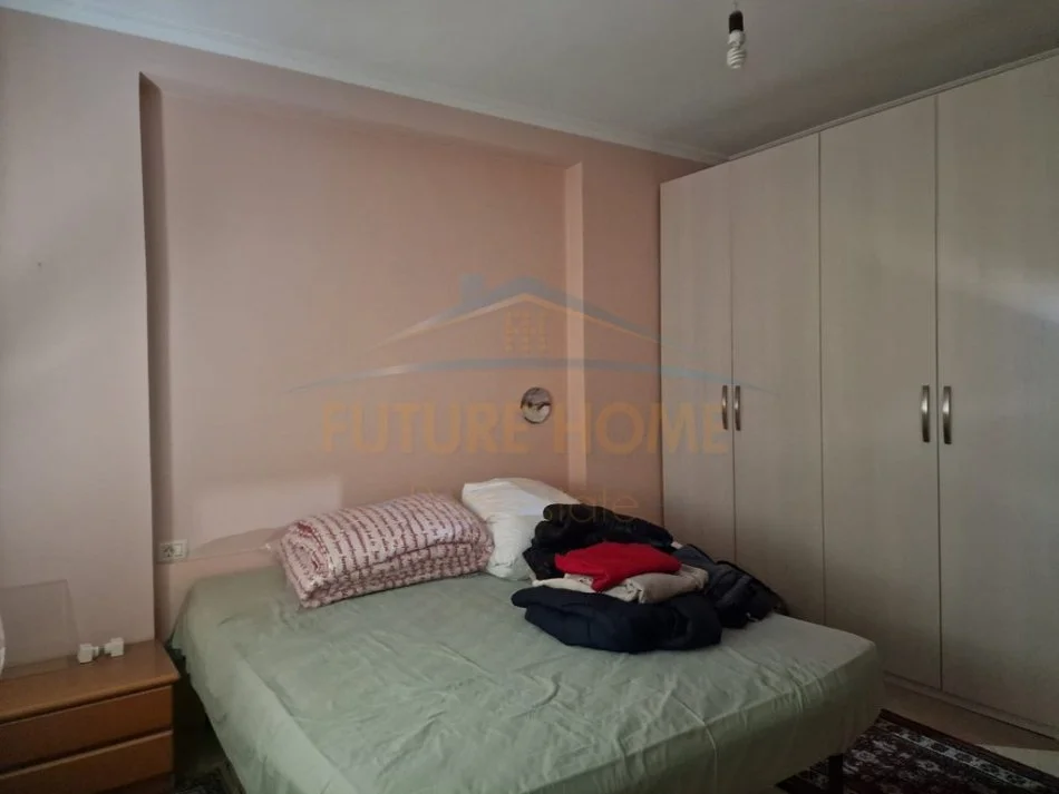Tirane, shitet apartament 2+1+Ballkon Kati 4, 115 m² 220.000 € (prane shkolles 4 Deshmoret, Tirane)