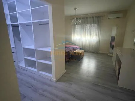 Tirane, jepet me qera apartament 2+1+Ballkon , 160 m² 1.200 € (qender)