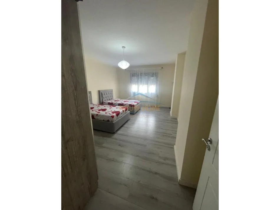 Tirane, jepet me qera apartament 2+1+Ballkon Kati 5, 155 m² 1.500 € (Qender)