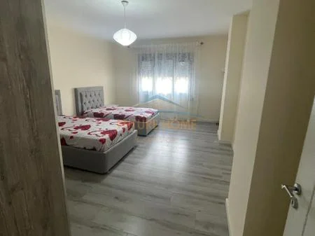 Tirane, jepet me qera apartament 2+1+Ballkon , 160 m² 1.200 € (qender)