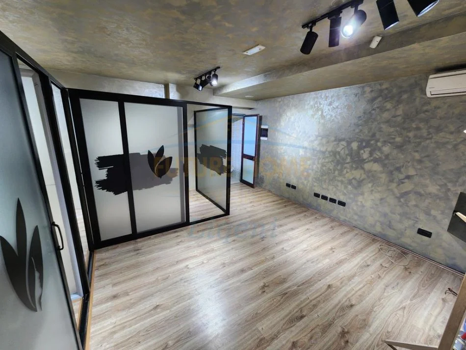 Tirane, jepet me qera ambjent biznesi Kati 0, 40 m² 500 € (Sheshi Willson)