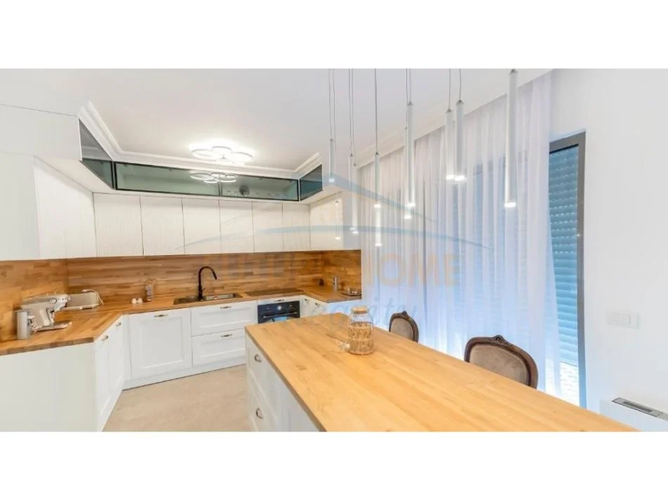 Tirane, shitet Vile 3 Katshe Kati 0, 380 m² 825.000 € (Rezidenca Porta e Gjelber, Sauk)