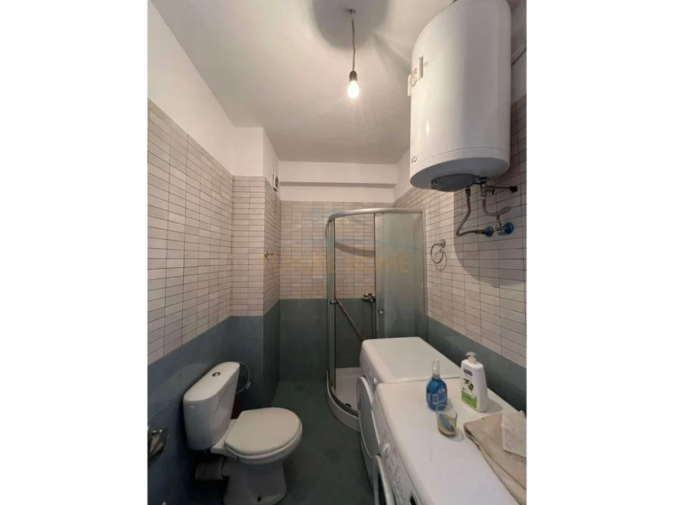 Tirane, jepet me qera 1+1 Kati 5, 57 m² 250 € (UNAZA E RE)