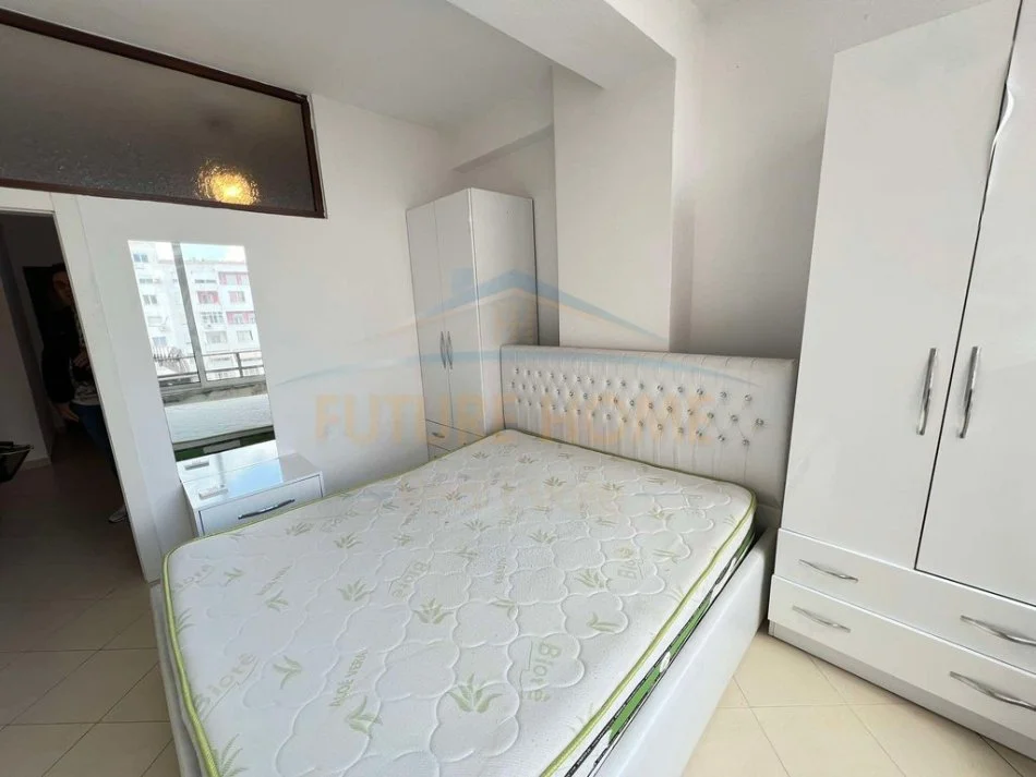 Tirane, jepet me qera 1+1 Kati 5, 57 m² 250 € (UNAZA E RE)