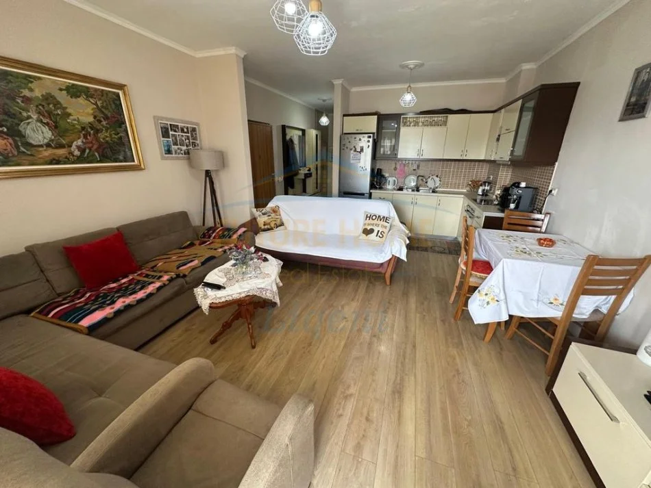 Tirane, jepet me qera apartament 2+1 Kati 2, 86 m² 900 € (Liqeni i Thate)