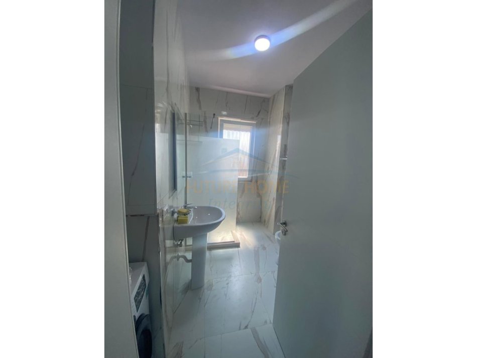 Tirane, jepet me qera apartament 1+1 Kati 9, 42 m² 500 € (Rruga 5 Maji, Tiranë)