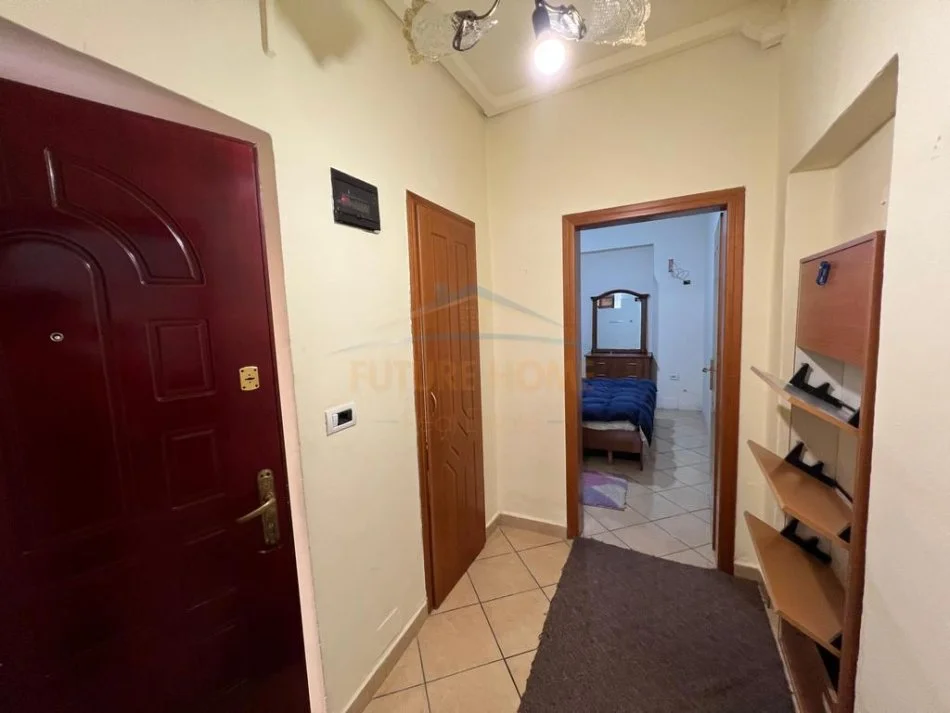 Tirane, jepet me qera apartament 1+1 Kati 1, 65 m² 450 € (PETR NINI)