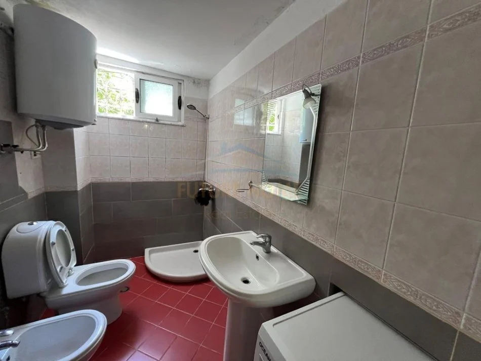 Tirane, jepet me qera 1+1 Kati 0, 65 m² 450 € (Petro Nini Luarasi)