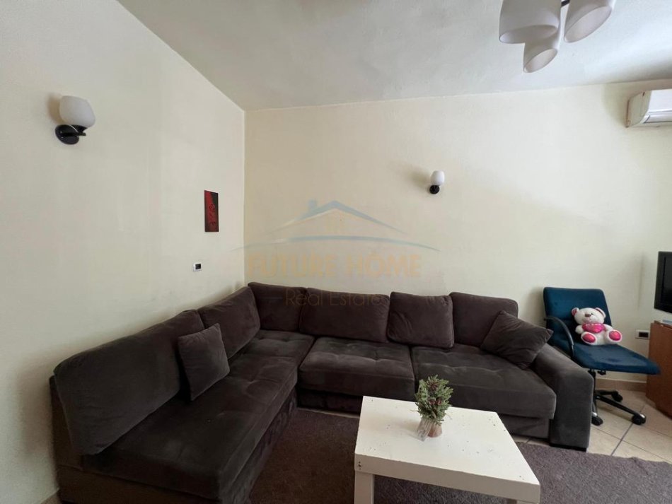 Tirane, jepet me qera apartament 1+1 Kati 1, 65 m² 450 € (PETR NINI)