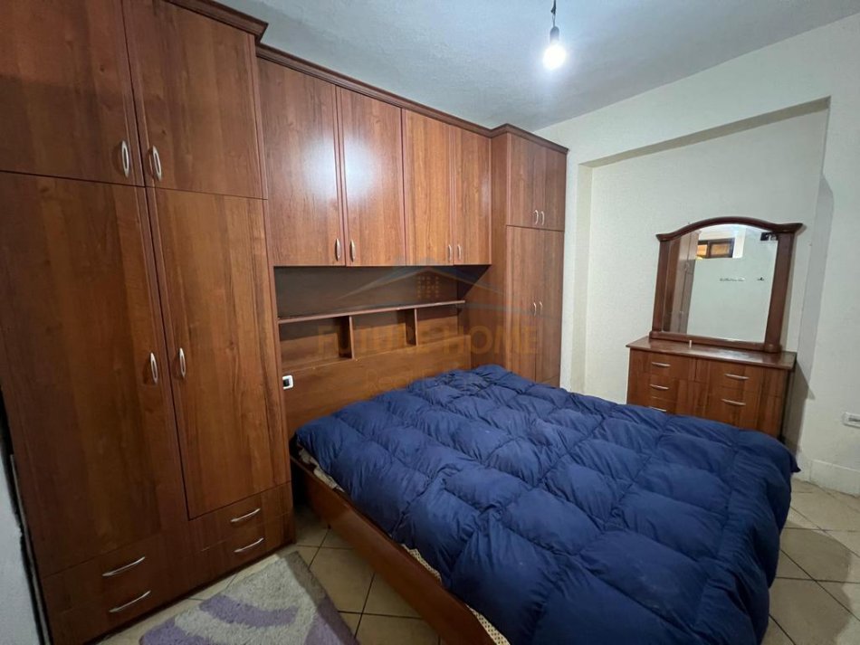 Tirane, jepet me qera apartament 1+1 Kati 1, 65 m² 450 € (PETR NINI)
