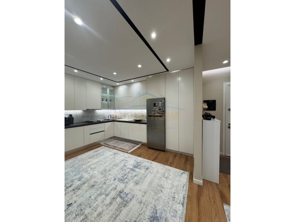 Tirane, shitet apartament 3+1+Ballkon Kati 4, 130 m² 300.000 € (fusha e aviacionit)