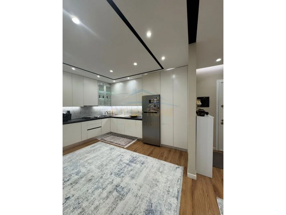 Tirane, shitet 3+1 Kati 4, 130 m² 300.000 € (fusha e aviacionit)