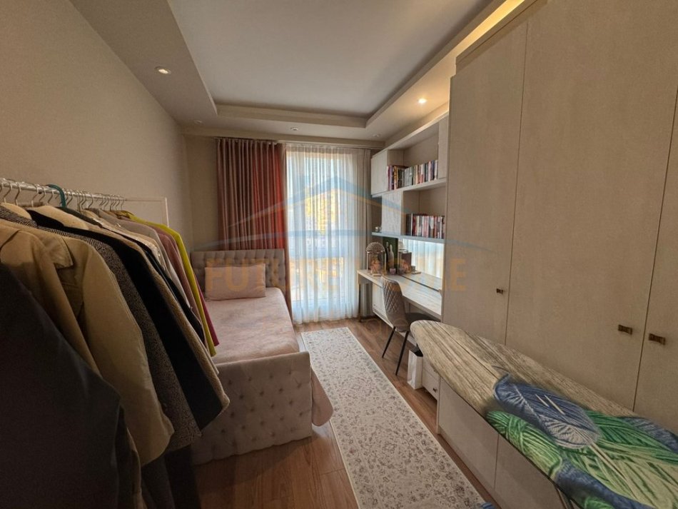 Tirane, shitet apartament 3+1+Ballkon Kati 4, 130 m² 300.000 € (fusha e aviacionit)