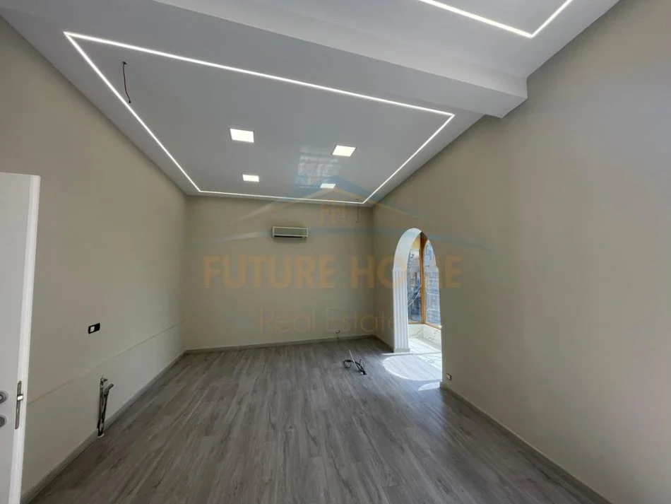 Durres, jepet me qera ambjent biznesi Kati 2, 125 m² 1.000 € (Bulevardi Kryesor, Durres)