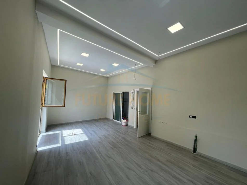 Durres, jepet me qera ambjent biznesi Kati 2, 125 m² 1.000 € (Bulevardi Kryesor, Durres)