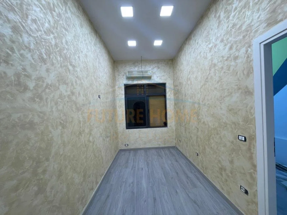 Durres, jepet me qera ambjent biznesi Kati 2, 125 m² 1.000 € (Bulevardi Kryesor, Durres)