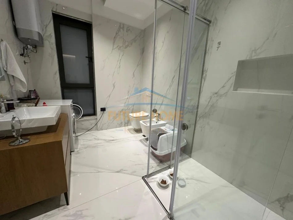 Tirane, jepet me qera apartament 3+1 Kati 2, 155 m² 1.800 € (Rruga e Kavajes)