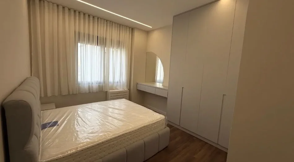 Tirane, jepet me qera apartament 2+1+Ballkon Kati 1, 124 m² 800 € (KODRA DIELLIT)