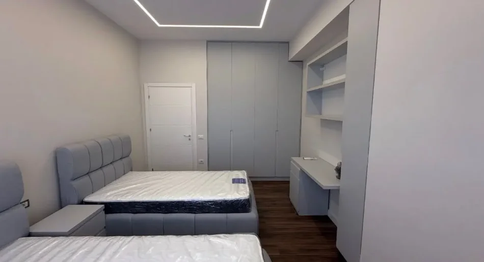 Tirane, jepet me qera apartament 2+1+Ballkon Kati 1, 124 m² 800 € (KODRA DIELLIT)