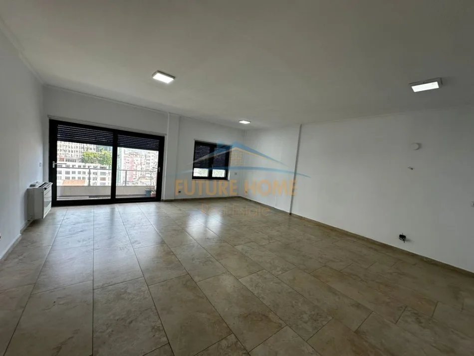Tirane, jepet me qera zyre , 131 m² 1.300 € (zogu i zi)