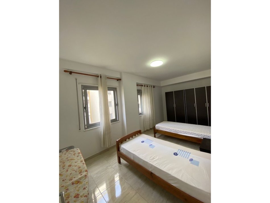 Tirane, jepet me qera apartament 2+1 Kati 2, 80 m² 650 € (KOMUNA E PARISIT)