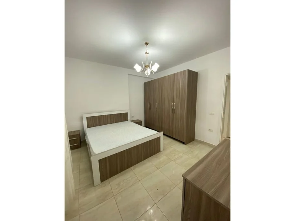 Tirane, jepet me qera apartament 2+1+Ballkon Kati 2, 81 m² 650 € (Komuna e Parisit)
