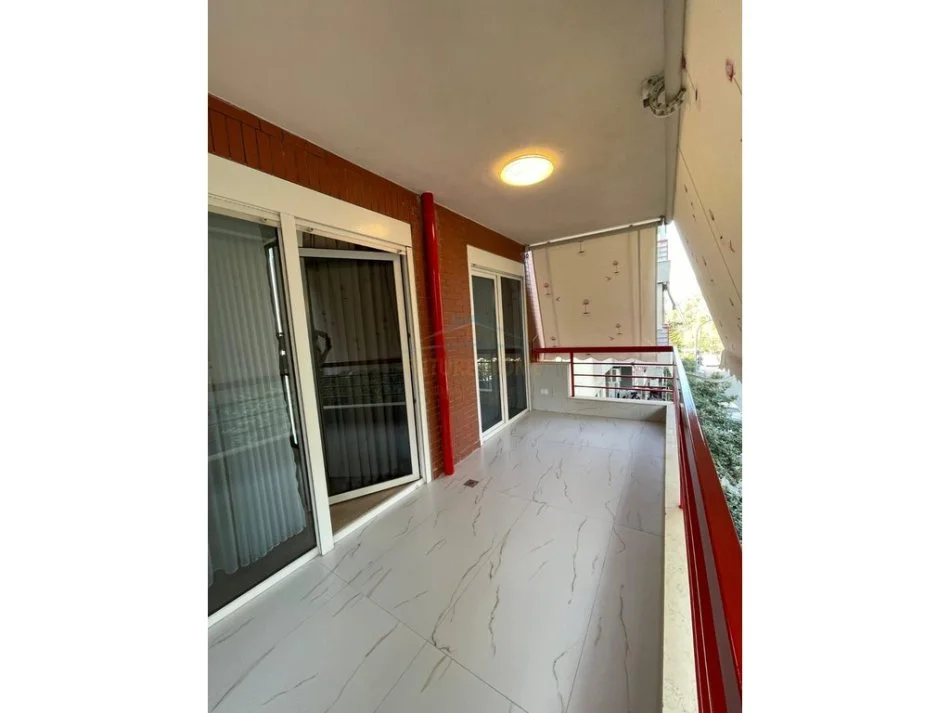 Tirane, jepet me qera apartament 2+1 Kati 3, 110 m² 1.200 € (Liqeni i Thate)