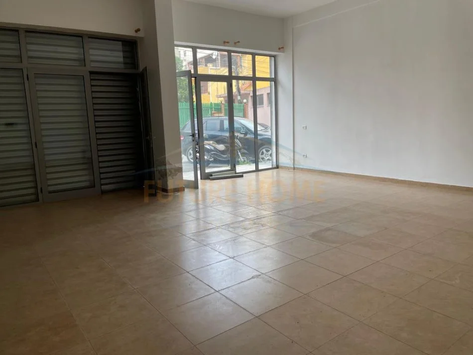 Prane Kazazit, Shitet Ambient Biznesi Kati 0, 71 m² 85.200 € (Durres)