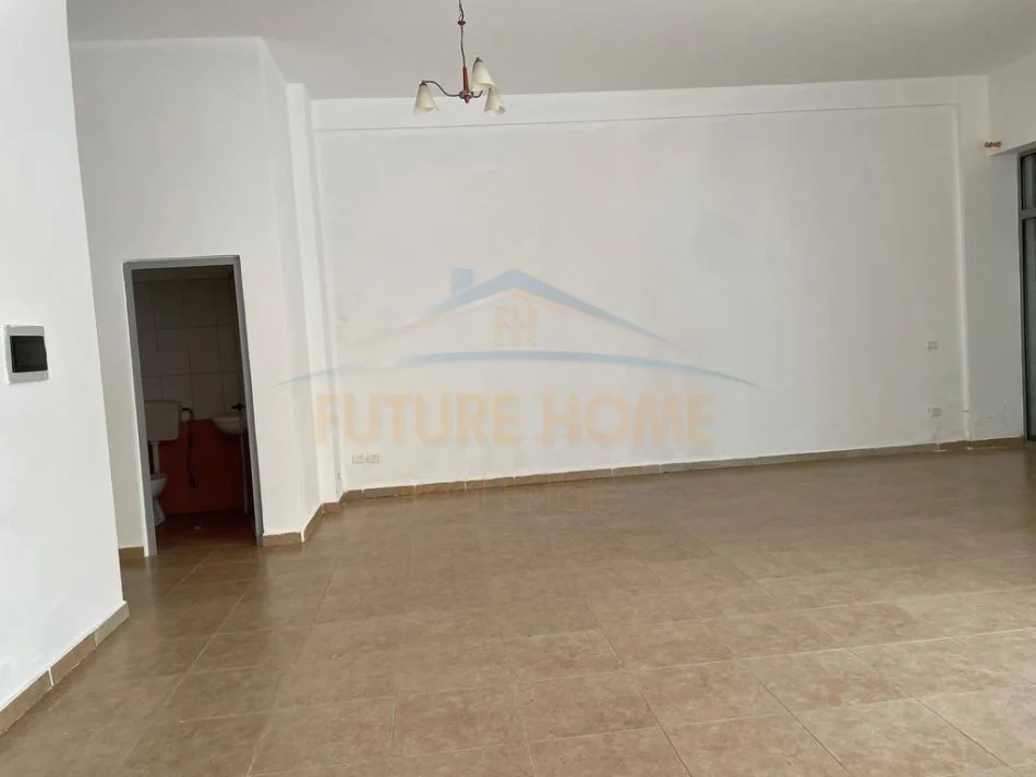 Prane Kazazit, Shitet Ambient Biznesi Kati 0, 71 m² 85.200 € (Durres)