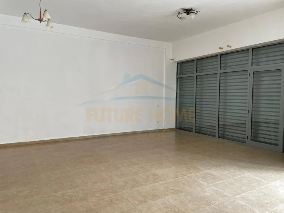 Prane Kazazit, Shitet Ambient Biznesi Kati 0, 71 m² 85.200 € (Durres)