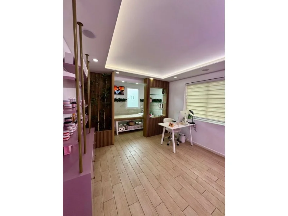 Tirane, jepet me qera ambjent biznesi Kati 2, 66 m² 800 € (Komuna e Parisit)