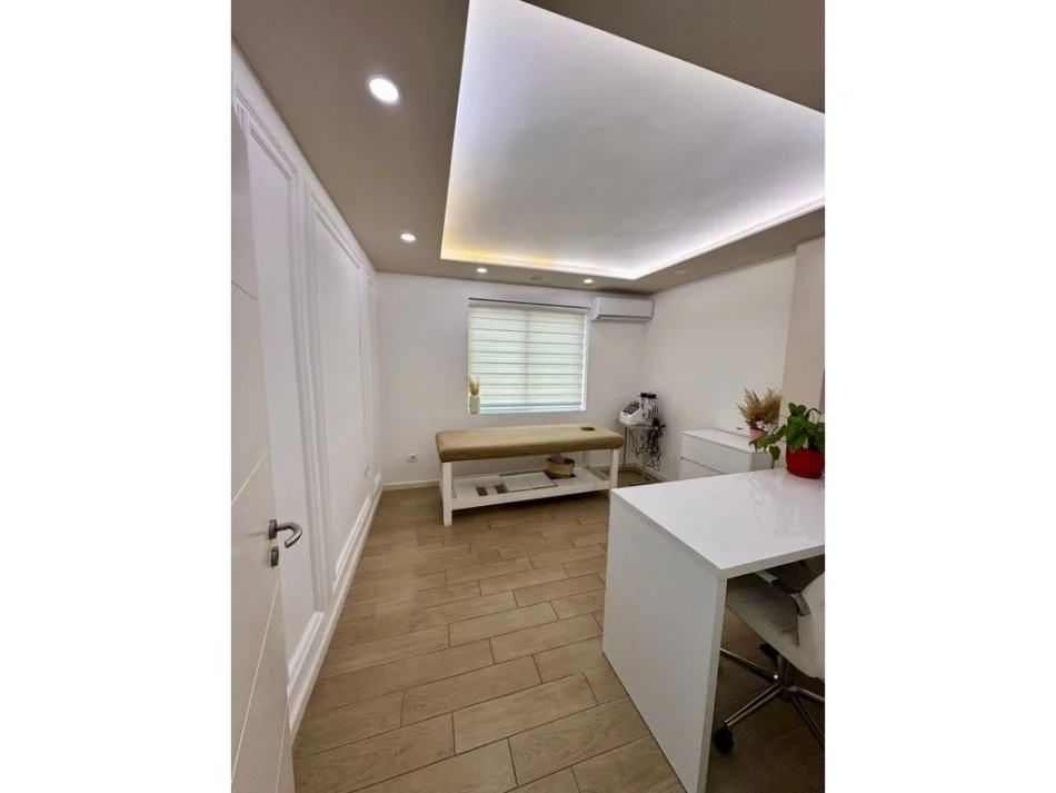 Tirane, jepet me qera ambjent biznesi Kati 2, 66 m² 800 € (Komuna e Parisit)