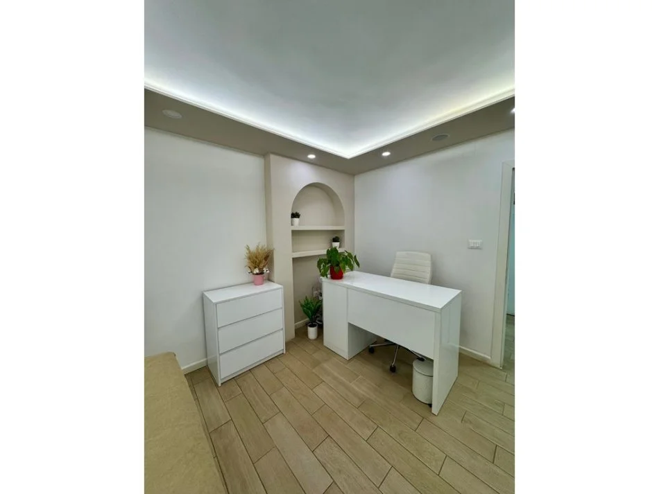 Tirane, jepet me qera ambjent biznesi Kati 2, 66 m² 800 € (Komuna e Parisit)
