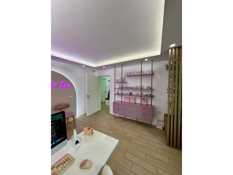 Tirane, jepet me qera ambjent biznesi Kati 2, 66 m² 800 € (Komuna e Parisit)