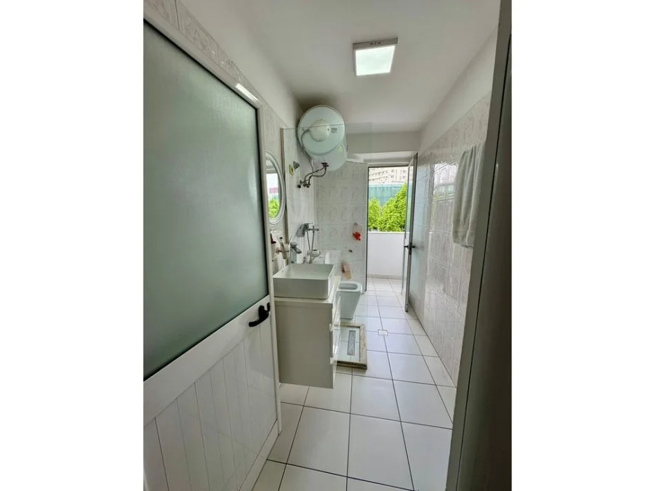 Tirane, jepet me qera ambjent biznesi Kati 2, 66 m² 800 € (Komuna e Parisit)