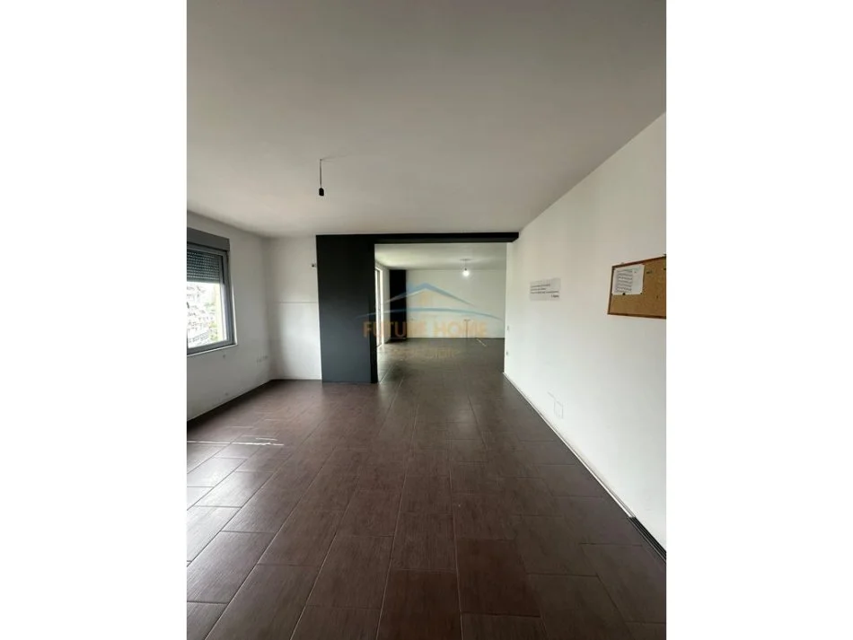 Tirane, jepet me qera ambjent biznesi Kati 6, 100 m² 700 € (Zogu i zi)