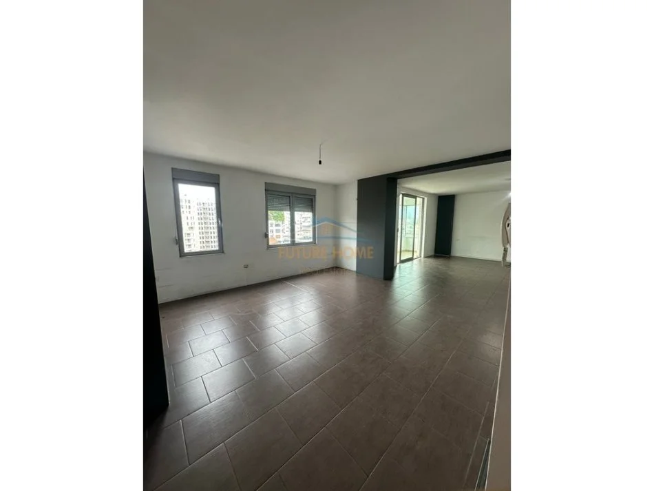 Tirane, jepet me qera ambjent biznesi Kati 6, 100 m² 700 € (Zogu i zi)