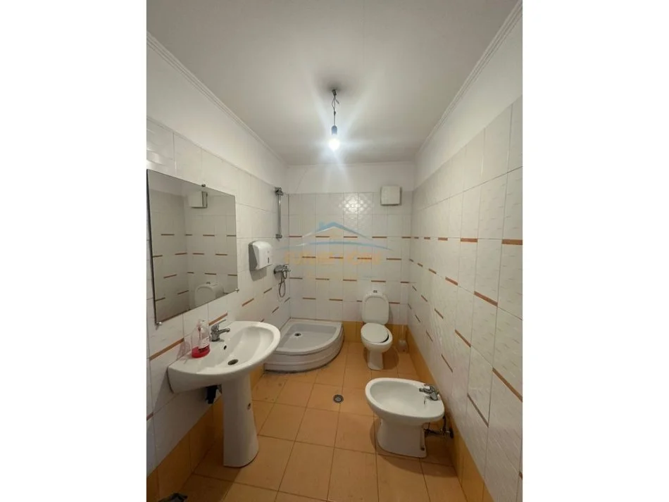 Tirane, jepet me qera ambjent biznesi Kati 6, 100 m² 700 € (Zogu i zi)