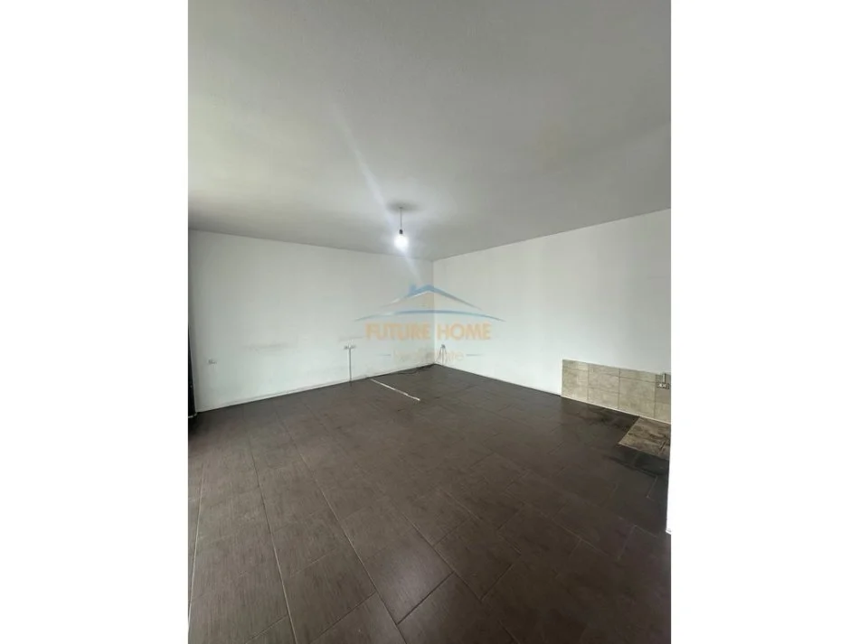 Tirane, jepet me qera ambjent biznesi Kati 6, 100 m² 700 € (Zogu i zi)