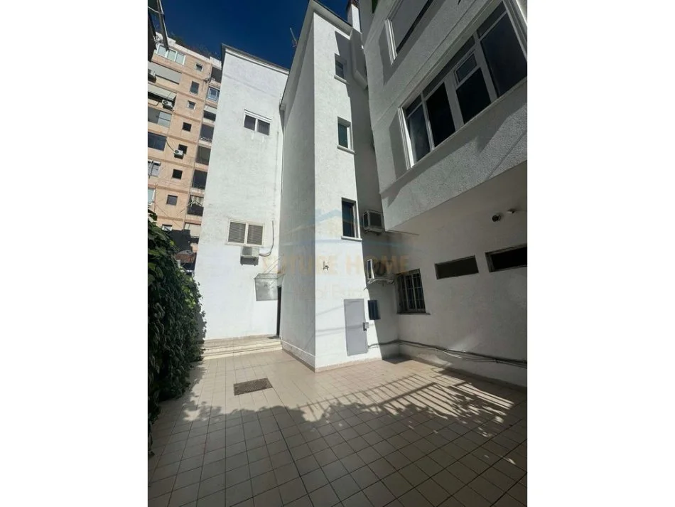 Tirane, jepet me qera apartament 3+1 Kati 1, 137 m² 1.200 € (Bllok)
