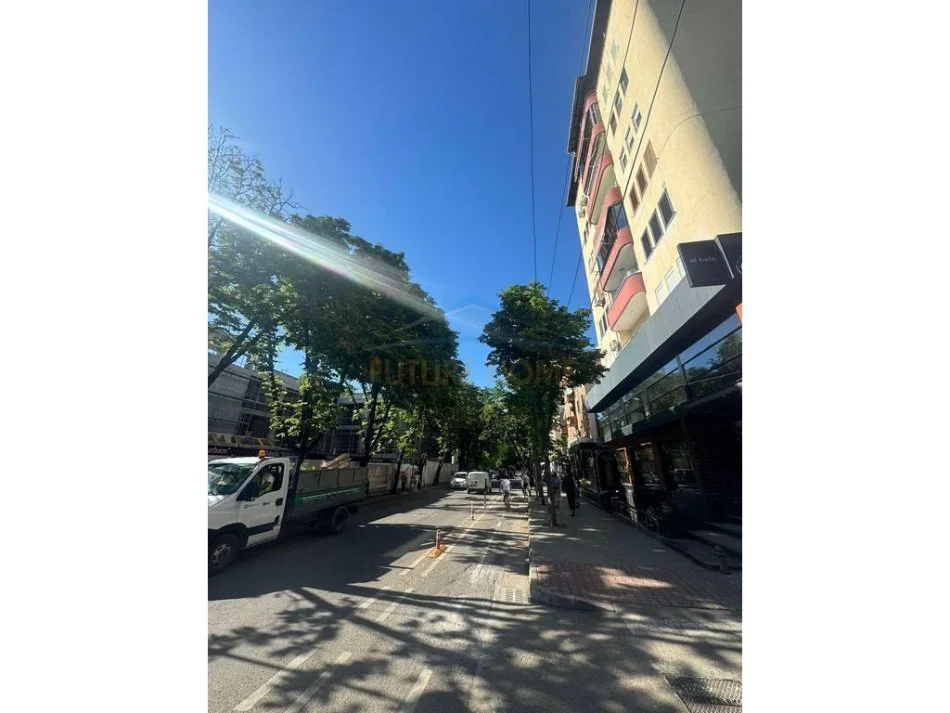 Tirane, jepet me qera apartament 3+1 Kati 1, 130 m² 1.500 € (bllok)