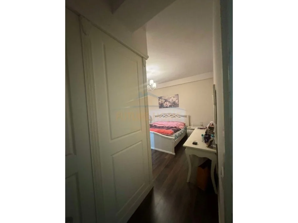 Tirane, jepet me qera apartament 3+1 Kati 1, 137 m² 1.200 € (Bllok)