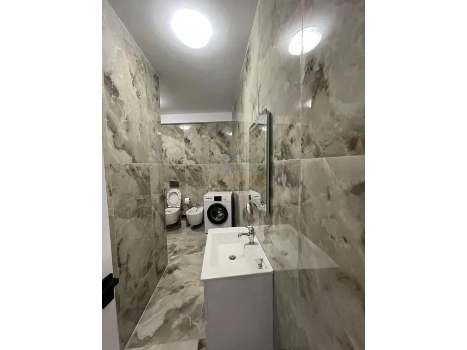 Tirane, jepet me qera apartament 2+1+Ballkon Kati 3, 80 m² 1.000 € (Qender)