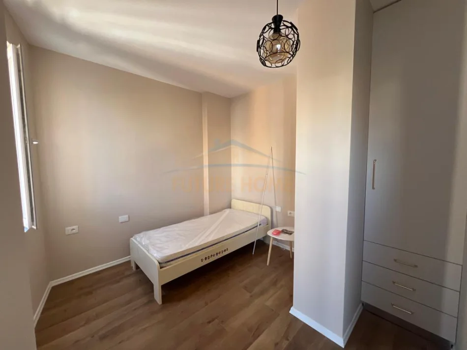 Tirane, jepet me qera apartament 2+1 Kati 3, 1.000 € (Rruga e Barrikadave)