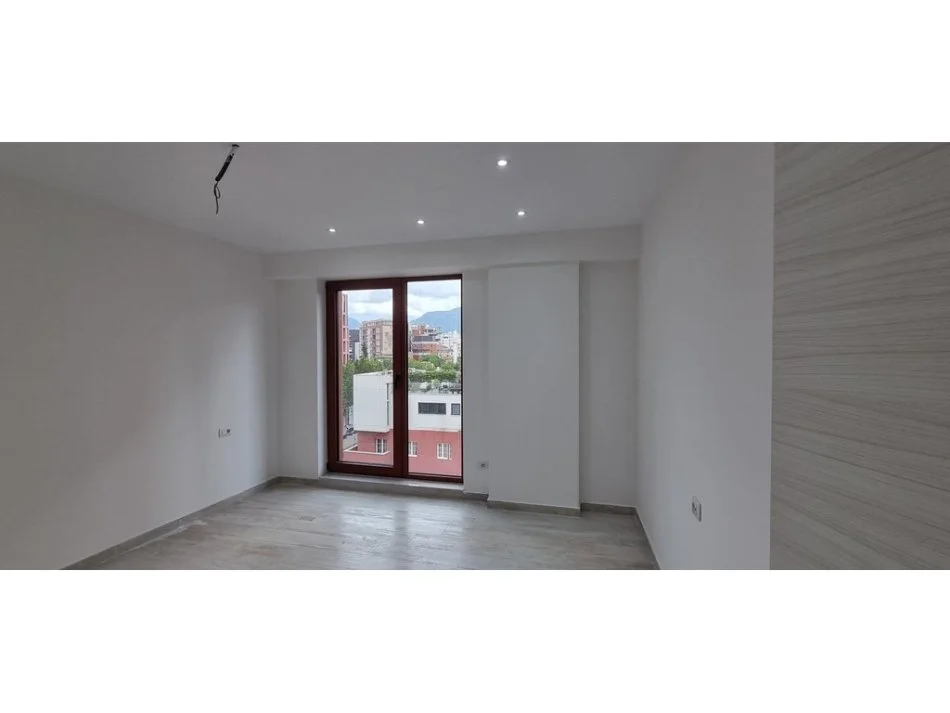 Tirane, jepet me qera ambjent biznesi Kati 5, 156 m² 2.500 € (Rruga e Kavajes)