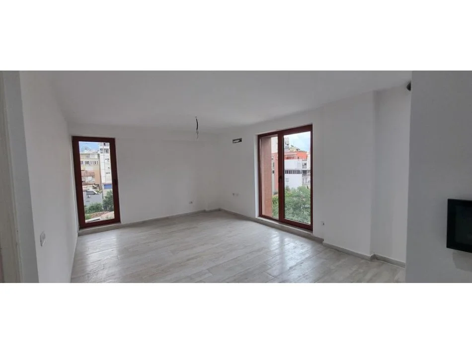 Tirane, jepet me qera ambjent biznesi Kati 5, 156 m² 2.500 € (Rruga e Kavajes)