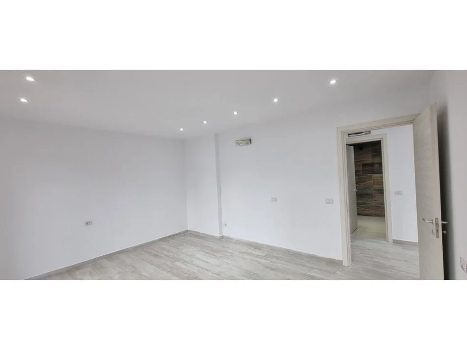 Tirane, jepet me qera ambjent biznesi Kati 5, 156 m² 2.500 € (Rruga e Kavajes)
