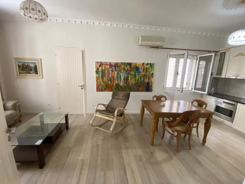 Tirane, jap me qera Vile 1+1+Aneks+Ballkon Kati 3, 100 m² 600 € (Rruga Him Kolli)