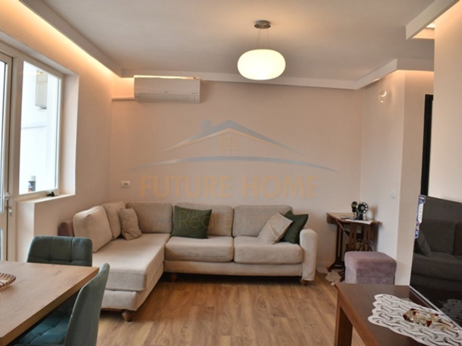 Tirane, jepet me qera apartament 1+1 Kati 4, 70 m² 700 € (Mine Peza)