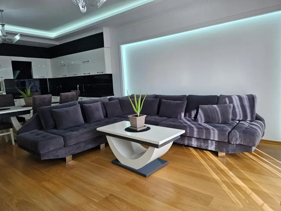 Tirane, jepet me qera apartament 2+1 Kati 3, 120 m² 900 € 